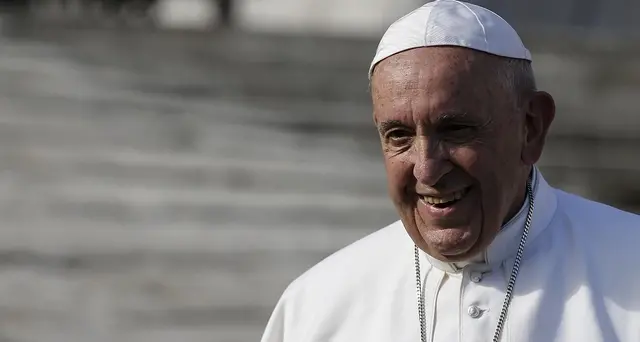 Papa chiede scusa donna sfigurata acido