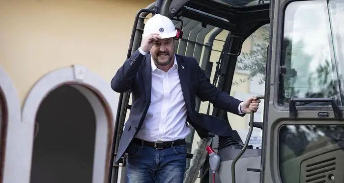 Casamonica: Salvini sale sulla ruspa per l'abbattimento della villa