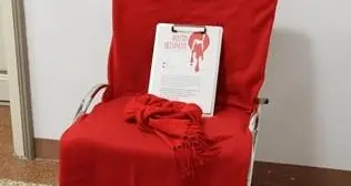 La sedia rossa in municipio a Lana