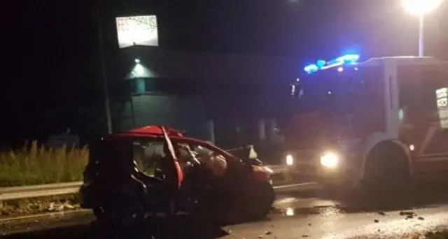 Scontro bus-auto, muore 30enne, feriti