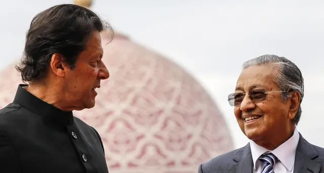 Premier Khan tende la mano all'India