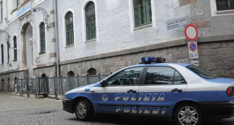 Borseggio al bar, presi in tre