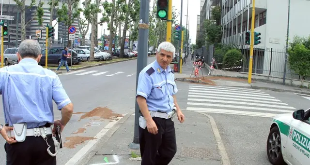 Pirata della strada bloccato da passante