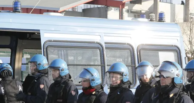 Sgombero, chiodi e benzina contro agenti