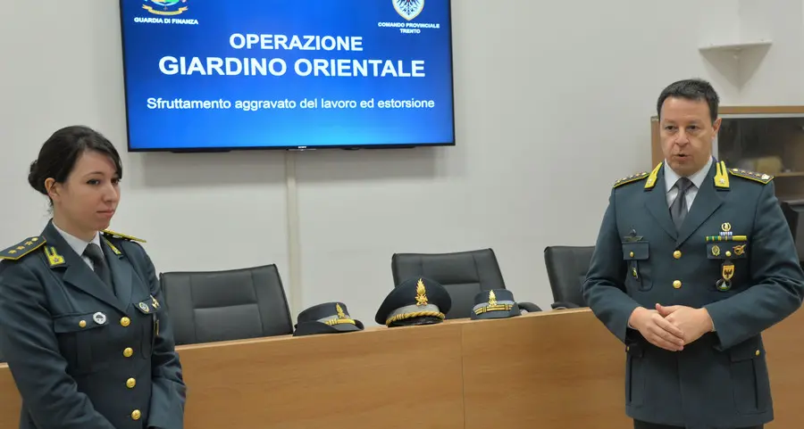 Costretti a lavorare 70 ore a settimana per 600 euro al mese