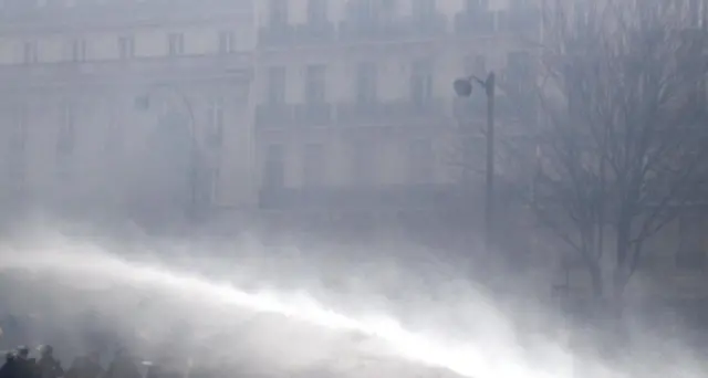 Gilet gialli,incidenti dilagano a Parigi