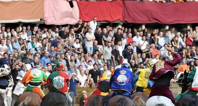 Palio Siena, animalisti manifestano 9/12