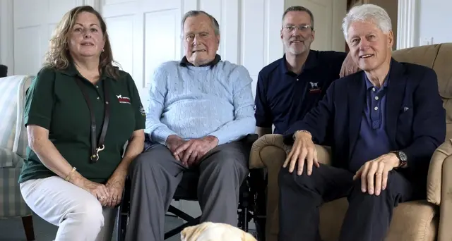 Cane Sully veglia davanti bara G.W.Bush