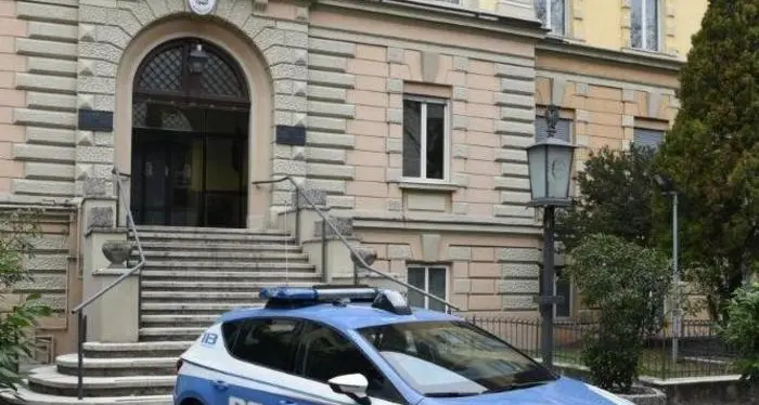 Cerca di fuggire durante un controllo, gli agenti lo fermano e scoprono l'evasione dai domiciliari