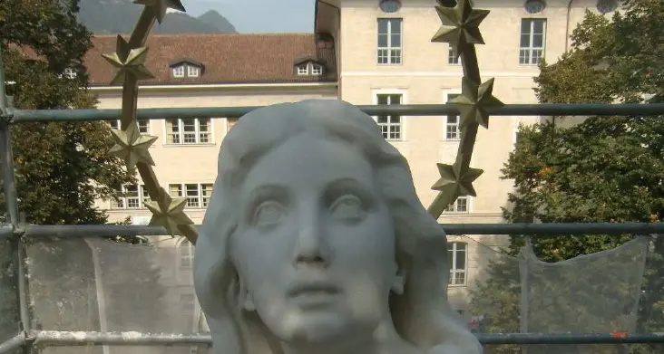 Bolzano, rubata l'aureola della statua della Madonna. Il ladro sale dalle impalcature