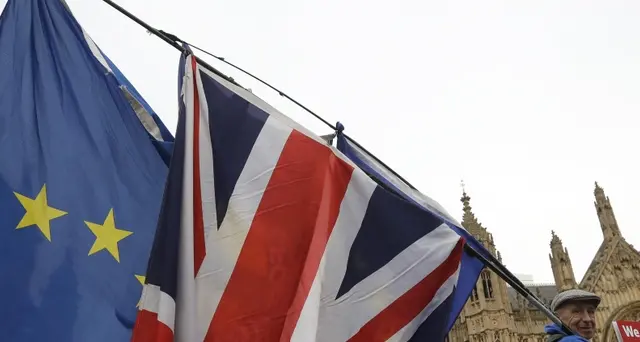 Brexit, emendamento lega le mani a May