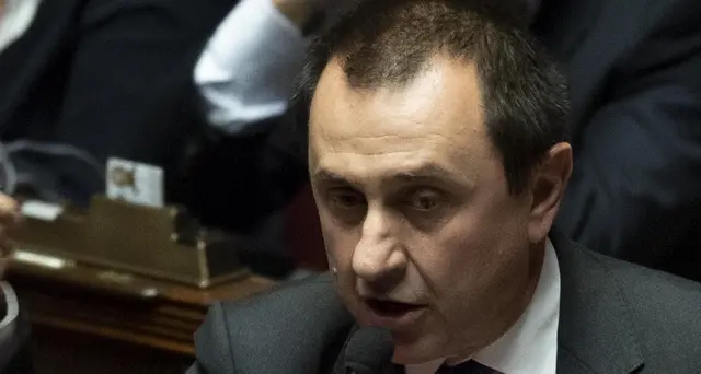 Camera si infiamma su truffati banche