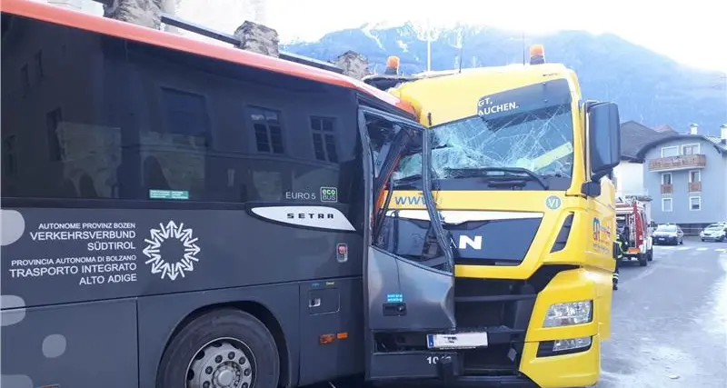 Laces, incidente frontale tra camion e bus di linea: c'è un ferito