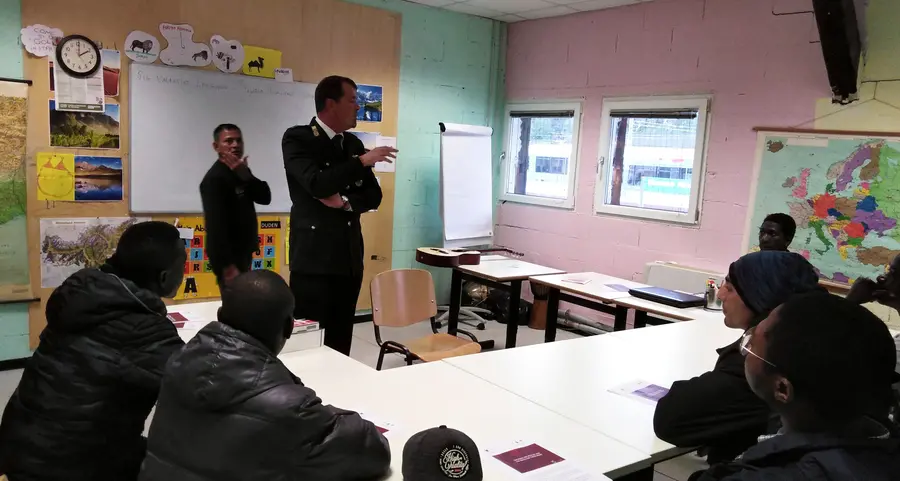 Migranti a lezione dai vigili urbani