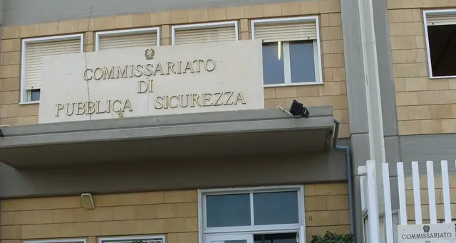 Evade domiciliari e picchia prof figlio