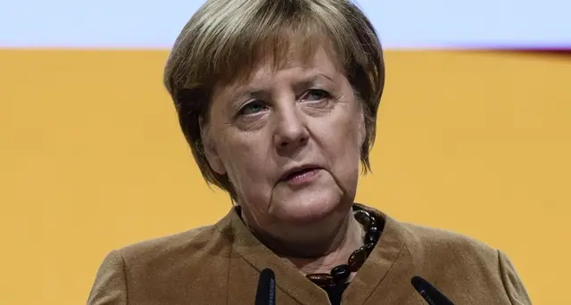Ovazione per Merkel a congresso Amburgo