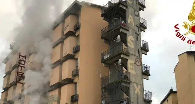 Fiamme in ex hotel occupato a Firenze