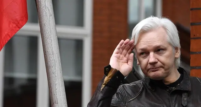 Assange non si fida, resta in ambasciata