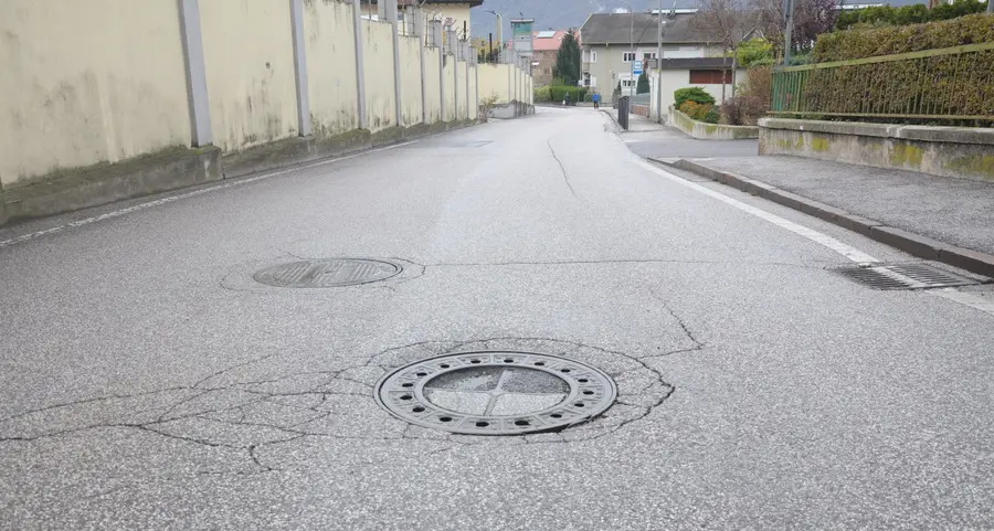 Pericolosi i tombini “sprofondati”