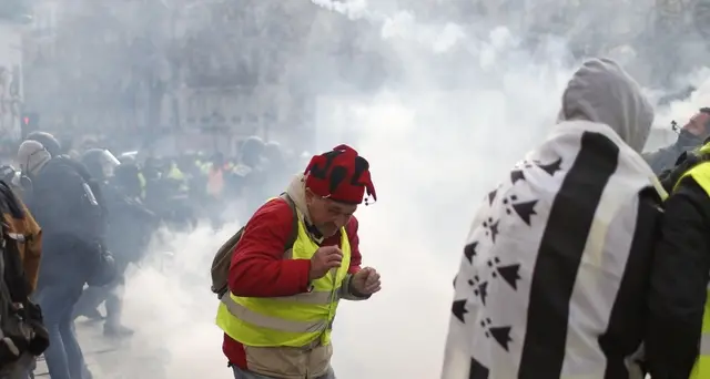 Gilet gialli, scontri a Champs-Elysees