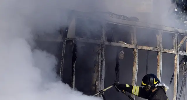 Bus in fiamme,autista esce da finestrino