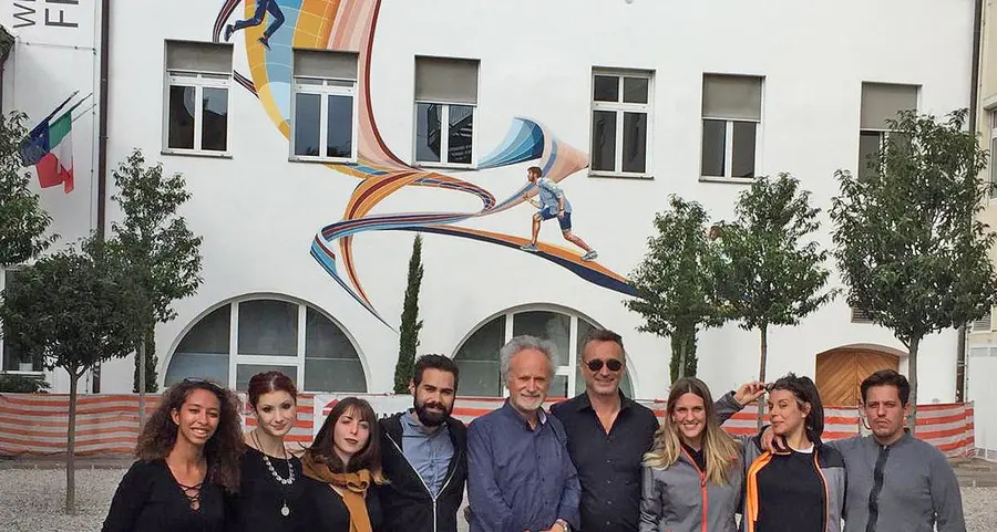 Firma d’autore per l’affresco sulla facciata del “Kafka”
