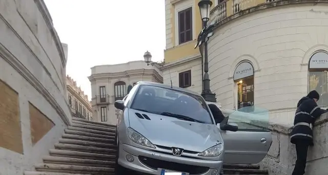 Auto giù da scalinata Trinità dei Monti