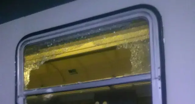 Lancio pietre contro treno,ferita donna