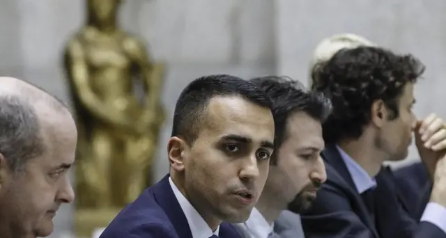 Di Maio, abbraccio soldati, tenete duro