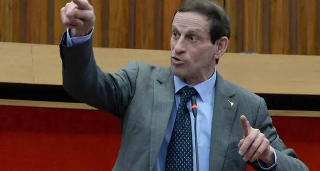 Trento, consiglio provinciale, il presidente della Lega Savoi mostra il dito medio