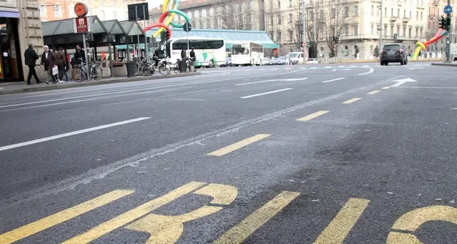 Investito da un suv a fermata bus, morto