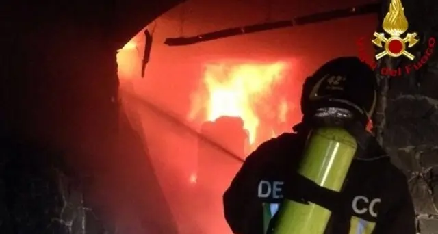 In fiamme due auto vigili urbani Genova