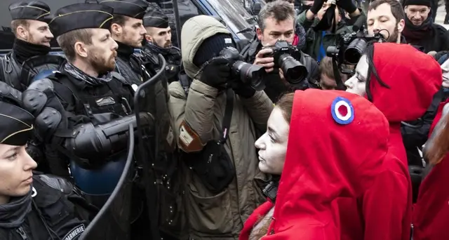 Gilet gialli, tre 'Marianne' a seno nudo
