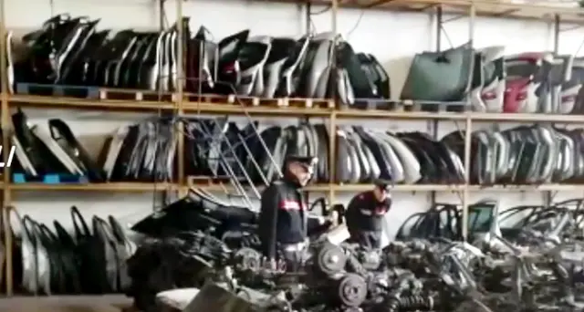 Grande magazzino pezzi ricambio auto