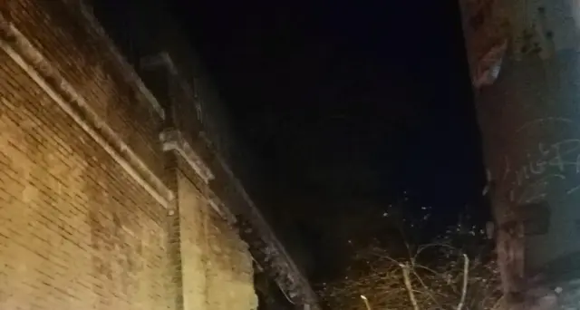 Crolla muro parco a Roma, in zona movida