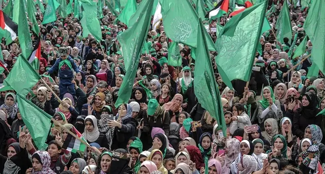 Anniversario Hamas, folla in piazza Gaza