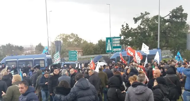 Ex Lsu-Lpu bloccano autostrada a Cosenza