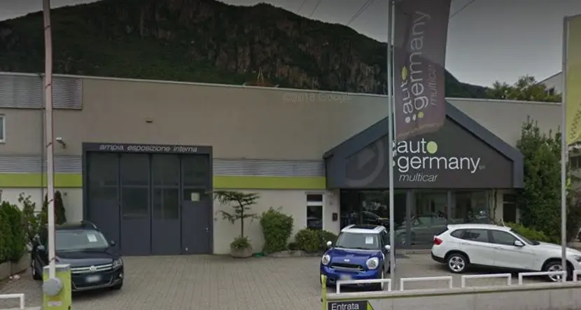 I ladri entrano nell'autosalone e se ne vanno con una Bmw di lusso