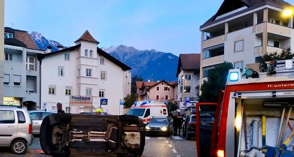 Cerca di evitare il contatto con un'altra auto e finisce con la macchina su un lato