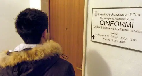 In Trentino dimezzati i fondi per i profughi: via sportelli, alloggi e servizi