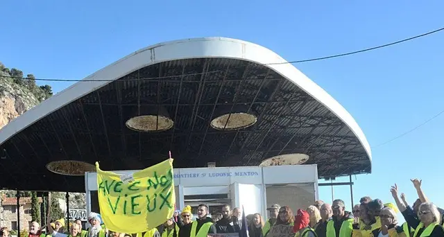Gilet gialli bloccano frontiera Italia