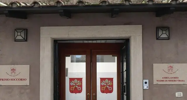 Papa dona ambulatorio per i senzatetto