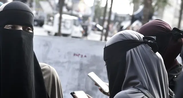 Via norma anti-burqa, revocata ordinanza