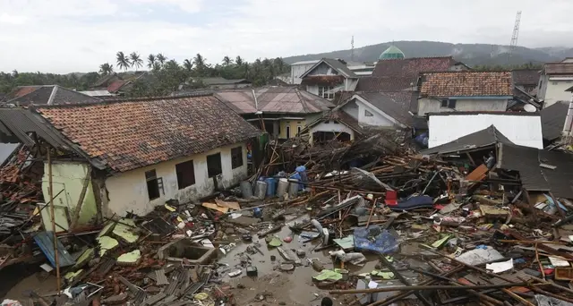 Tsunami Indonesia, i morti salgono a 373