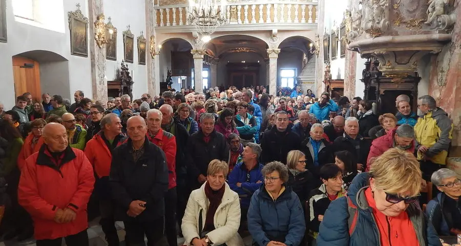 La Camminata d’oro, in centinaia a piedi lontano dai negozi