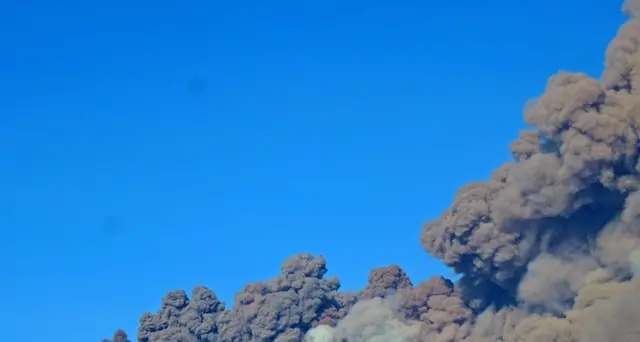Sisma Catania, crolla parete di una casa