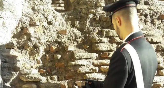 Ruba frammento muro Colosseo, denunciato