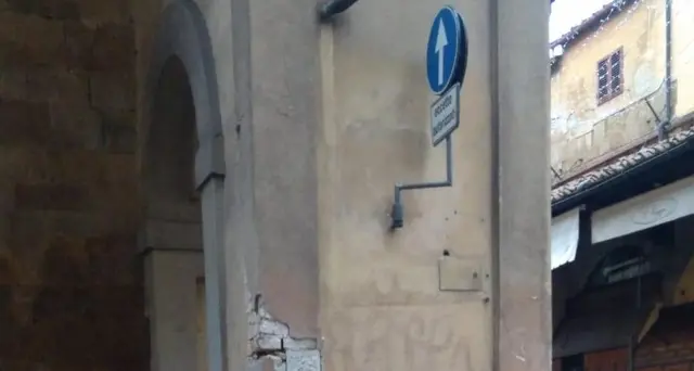 Uffizi, auto danneggia colonna Vasariano