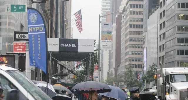 Allarme a New York: esplode centrale elettrica. Psicosi alieni
