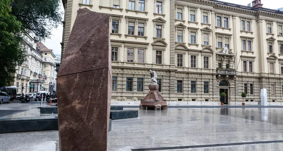 I dolmen di piazza Magnago e Re Laurino (quasi) di lato